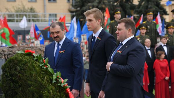 Николай Лукашенко со старшими братьями 9 Мая в Минске - Sputnik Беларусь