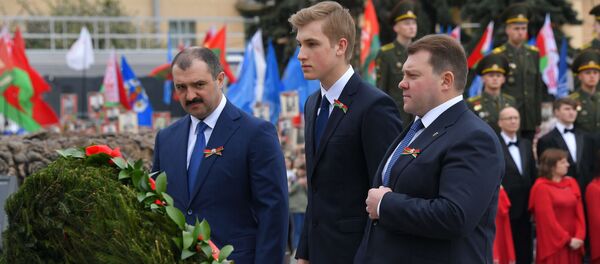 Николай Лукашенко со старшими братьями 9 Мая в Минске - Sputnik Беларусь