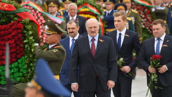 Александр Лукашенко в День Победы в Минске - Sputnik Беларусь