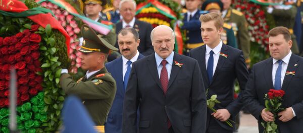 Александр Лукашенко в День Победы в Минске - Sputnik Беларусь