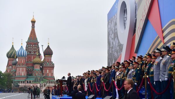 Президент РФ В. Путин и премьер-министр РФ Д. Медведев на военном параде в честь 74-й годовщины Победы в ВОВ - Sputnik Беларусь