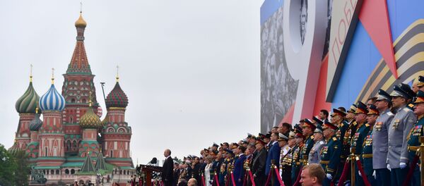 Прэзідэнт РФ У. Пуцін і прэм'ер-міністр РФ Д. Мядзведзеў на ваенным парадзе ў гонар 74-й гадавіны Перамогі ў ВАВ Прэзідэнт РФ У. Пуцін і прэм'ер-міністр РФ Д. Мядзведзеў на ваенным парадзе ў гонар 74-й гадавіны Перамогі ў ВАВ - Sputnik Беларусь