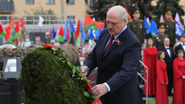 Александр Лукашенко возлагает венок на площади Победы 9 мая - Sputnik Беларусь