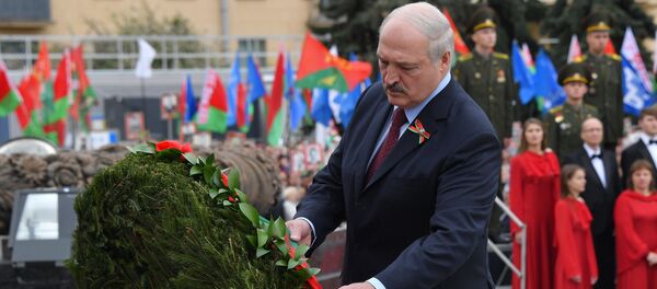 Александр Лукашенко возлагает венок на площади Победы 9 мая - Sputnik Беларусь