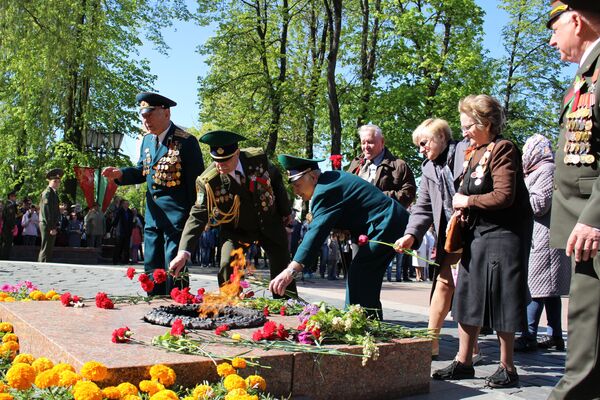 Церемония возложения цветов проходила в парке Жилибера у памятника погибшим в Великой отечественной войне  - Sputnik Беларусь
