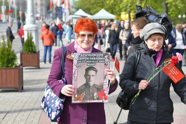 Люди шли с портретами воевавших родственников, чтобы присоединиться к республиканскому шествию Беларусь помнит - Sputnik Беларусь