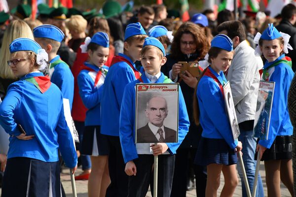 Школьники на площади Победы ждали начала торжественных мероприятий - Sputnik Беларусь