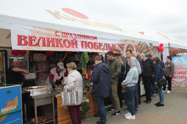 Шашлыки и военные пилотки нарасхват: что предлагают в Минске 9 мая Шашлыки и военные пилотки нарасхват: что предлагают в Минске 9 мая - Sputnik Беларусь