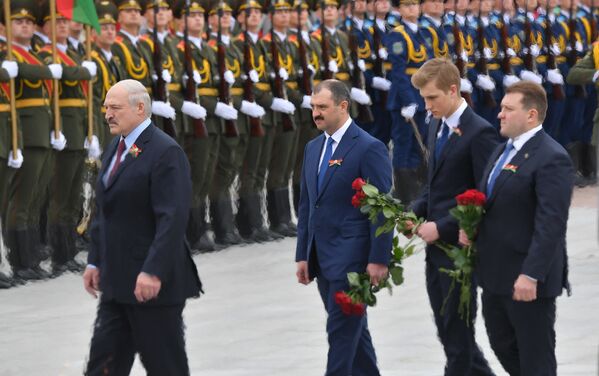 В церемонии возложения цветов и венков к монументу Победы приняли участие Александр Лукашенко и три его сына - Sputnik Беларусь