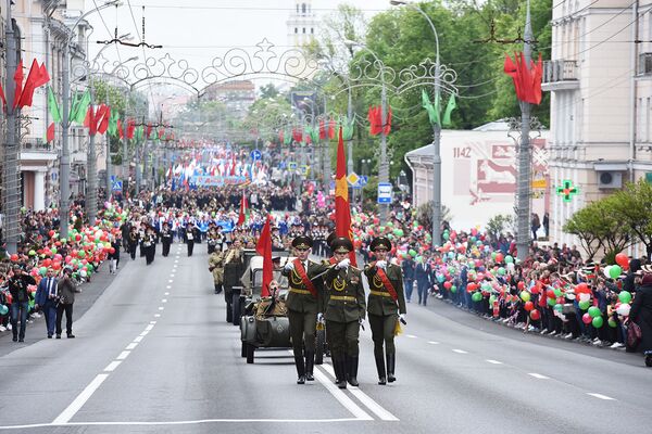 Праздничный парад в центре Гомеля - Sputnik Беларусь