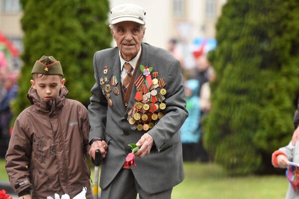 Петр Мельников ушел на войну в 1943 году, участвовал в освобождении Гомеля, других городов Беларуси - Sputnik Беларусь