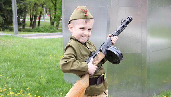 Мальчик 9 мая в парке Победы - Sputnik Беларусь
