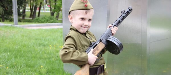 Мальчик 9 мая в парке Победы - Sputnik Беларусь