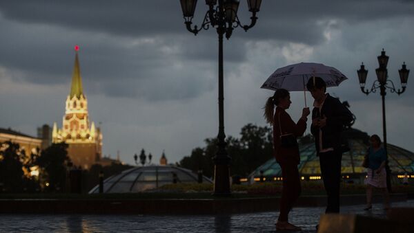 Прохожие во время дождя в Москве - Sputnik Беларусь