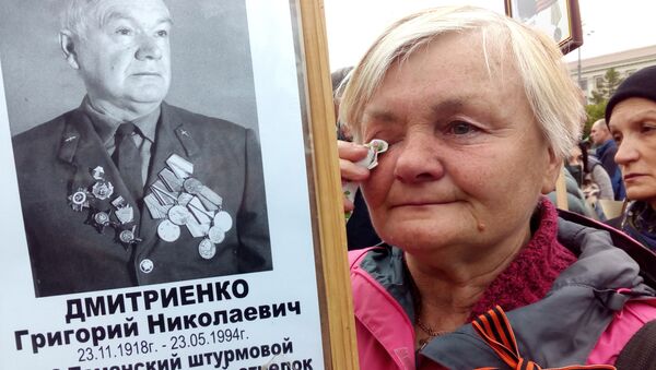 Дочь ветерана не сдерживает слез - Sputnik Беларусь