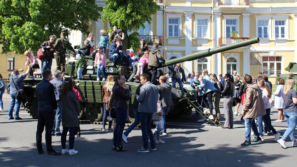 Все танки, гаубицы и другие военные машины были буквально облеплены детьми - Sputnik Беларусь