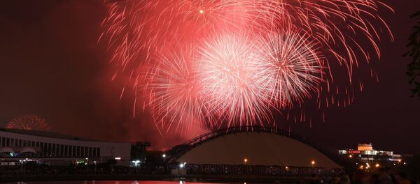 Салют был продолжительным и завораживающим - Sputnik Беларусь