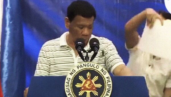 Большой таракан залез на президента Филиппин во время его выступления - Sputnik Беларусь