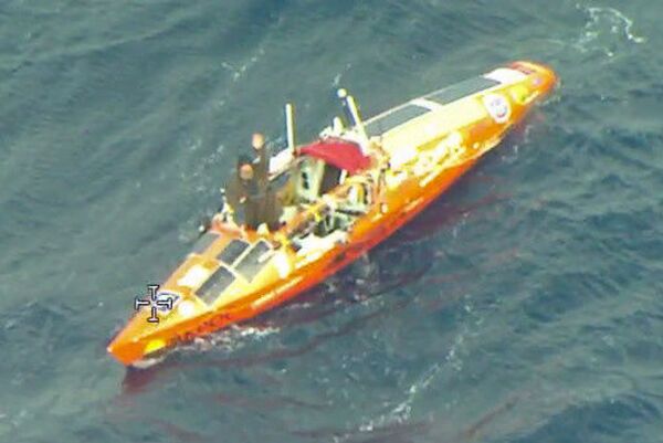 Федор Конюхов, плывущий через южную часть Тихого океана из Новой Зеландии в Чили, машет рукой самолету чилийского военно-морского флота в районе Кабо-де-Орнос - Sputnik Беларусь