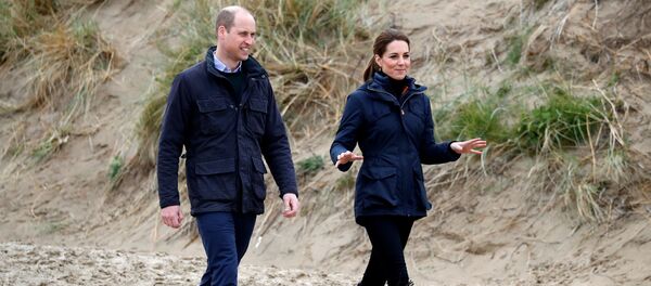 Принц Уильям и его супруга Кейт Миддлтон на пляже в Уэльсе - Sputnik Беларусь