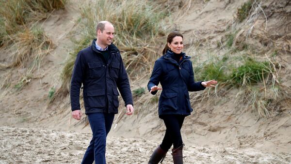 Принц Уильям и его супруга Кейт Миддлтон на пляже в Уэльсе - Sputnik Беларусь