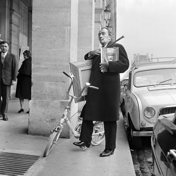 Художник приехал на велосипеде на улицу Риволи, чтобы доставить свою картину на выставку 15 ноября 1967 года в Париже.  - Sputnik Беларусь