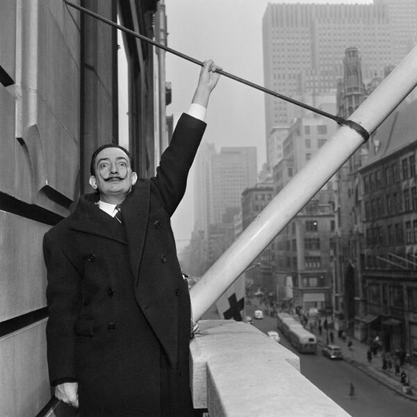 Сальвадор Дали позирует в Нью-Йорке, 1954 год. - Sputnik Беларусь
