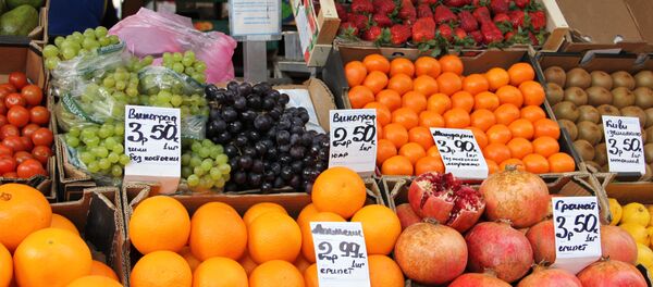 Фрукты на Комаровском рынке - Sputnik Беларусь