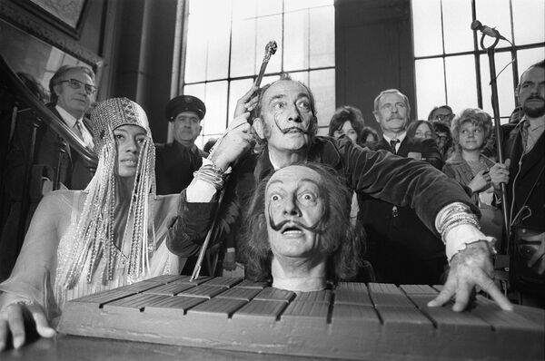 Дали во время презентации его воскового портрета в музее Гюстава Моро в Париже 1 апреля 1971 года. - Sputnik Беларусь