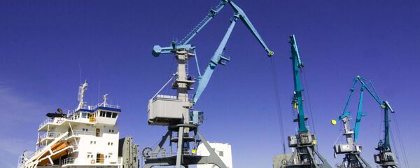 На тэрыторыі ўніверсальнага перагрузачнага комплексу ў марскім гандлёвым порце Усть-Луга На тэрыторыі ўніверсальнага перагрузачнага комплексу ў марскім гандлёвым порце Усть-Луга - Sputnik Беларусь