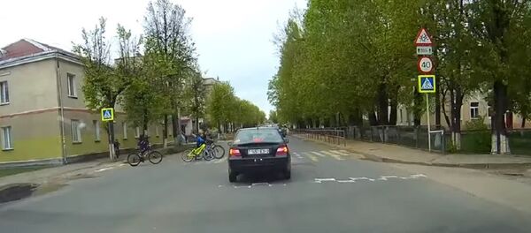 Инкассатор в Витебске едва не сбил детей на пешеходном переходе - Sputnik Беларусь