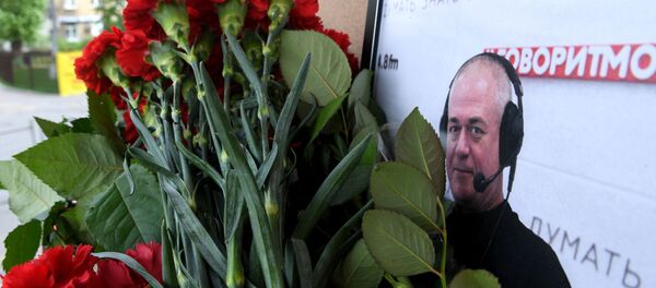 Москвичи несут цветы в память о Сергее Доренко - Sputnik Беларусь