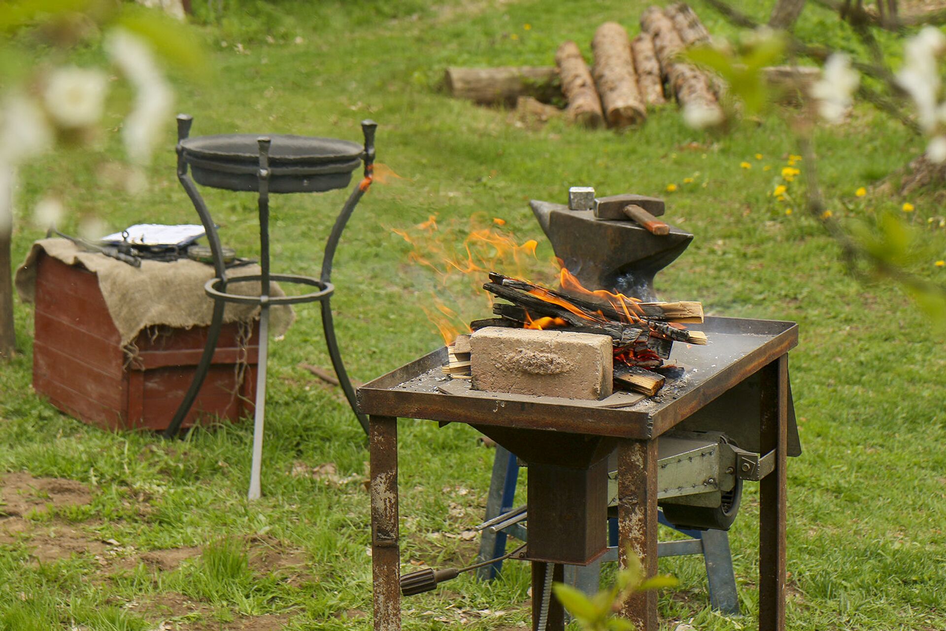 Кавалі прыехалі са сваімі вырабамі, інструментам і пераноснымі горнамі - Sputnik Беларусь, 1920, 14.11.2025