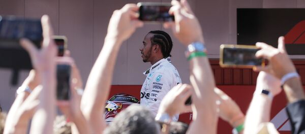 Болельщики фотографируют победителя Гран-при Испании Льюиса Хэмилтона - Sputnik Беларусь
