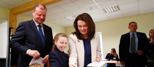 Премьер-министр Литвы Саулюс Сквернялис с семьей во время голосования на выборах - Sputnik Беларусь