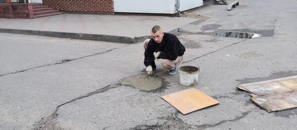 Сергей сначала засыпал ямы во дворе песком, потом залил их цементом - Sputnik Беларусь