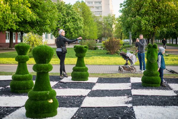 Фотофакт: гигантская шахматная доска появилась в Минске - Sputnik Беларусь