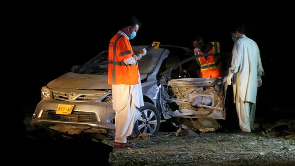 Поврежденная машина на месте взрыва в Пакистане - Sputnik Беларусь