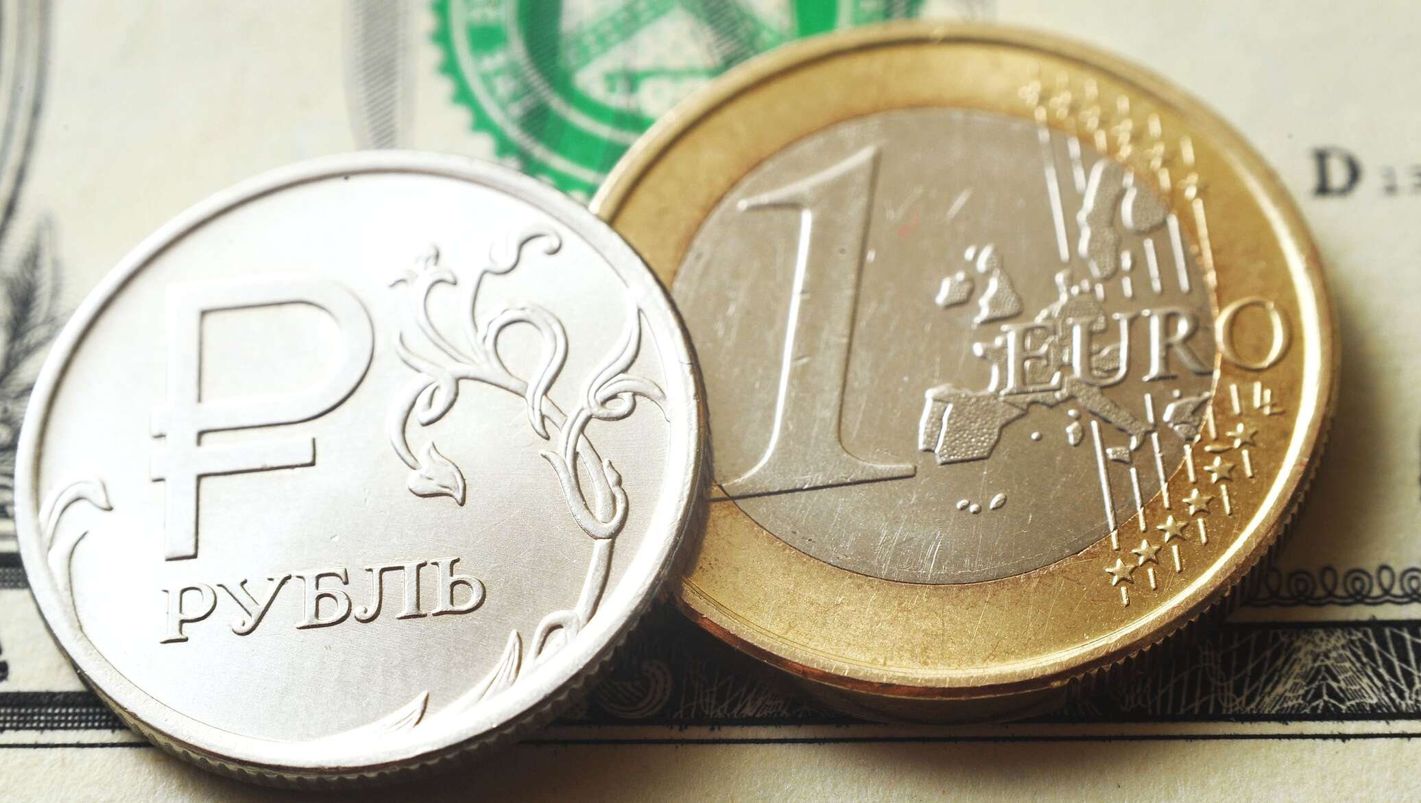 Рубль к. Евро в рубли. Рубль. Валюта России рубль. Дешевый рубль.
