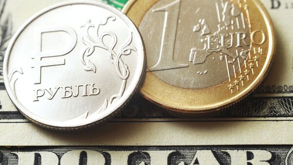 Монеты номиналом один рубль, один евро на банкноте один доллар США. - Sputnik Беларусь