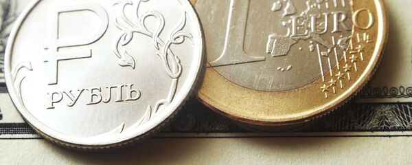 Монеты номиналом один рубль, один евро на банкноте один доллар США. - Sputnik Беларусь