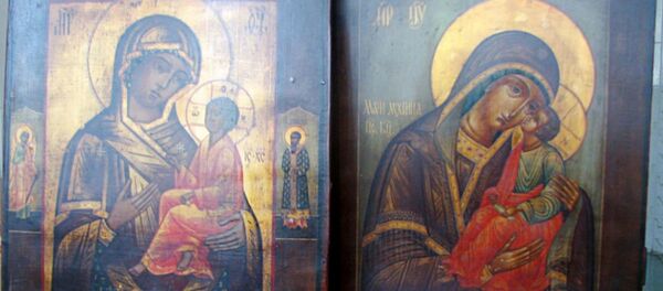 Семь икон обнаружили в чемодане гражданки Украины в пункте таможенного оформления Новая Гута Семь икон обнаружили в чемодане гражданки Украины в пункте таможенного оформления Новая Гута - Sputnik Беларусь