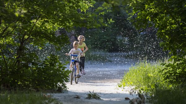 Дети катаются на велосипедах, архивное фото - Sputnik Беларусь