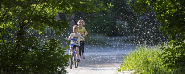 Дети катаются на велосипедах, архивное фото - Sputnik Беларусь