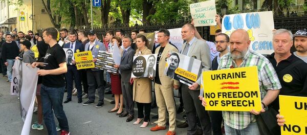 Акцыя салідарнасці з Вышынскім праходзіць каля пасольства Украіны ў Маскве Акцыя салідарнасці з Вышынскім праходзіць каля пасольства Украіны ў Маскве - Sputnik Беларусь