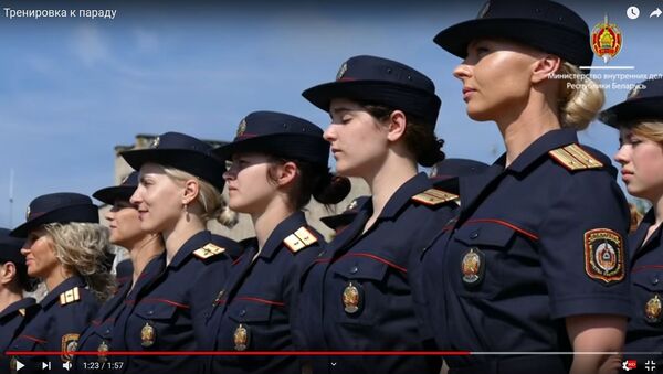 Видеофакт: женский расчет МВД тренируется впервые выйти на парад 3 июля - Sputnik Беларусь