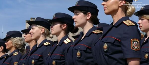 Відэафакт: жаночы разлік МУС трэніруецца ўпершыню выйсці на парад 3 ліпеня Відэафакт: жаночы разлік МУС трэніруецца ўпершыню выйсці на парад 3 ліпеня - Sputnik Беларусь
