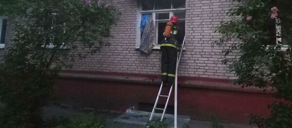 На пожаре в Минске работники МЧС спасли хозяина квартиры из ванной - Sputnik Беларусь