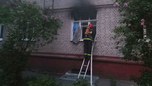 На пожаре в Минске работники МЧС спасли хозяина квартиры из ванной - Sputnik Беларусь