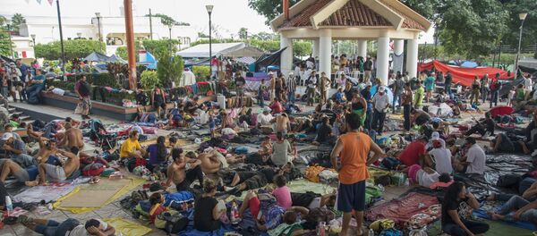 Караван мигрантов из Гондураса направляется в США Караван мигрантов из Гондураса направляется в США - Sputnik Беларусь